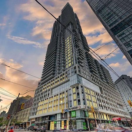 Cozy Condo Near Eatoncentre Mall โตรอนโต ภายนอก รูปภาพ