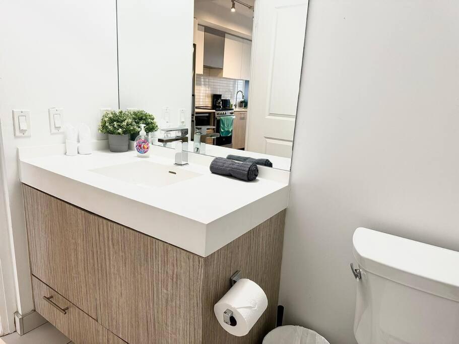 Cozy Condo Near Eatoncentre Mall โตรอนโต ภายนอก รูปภาพ
