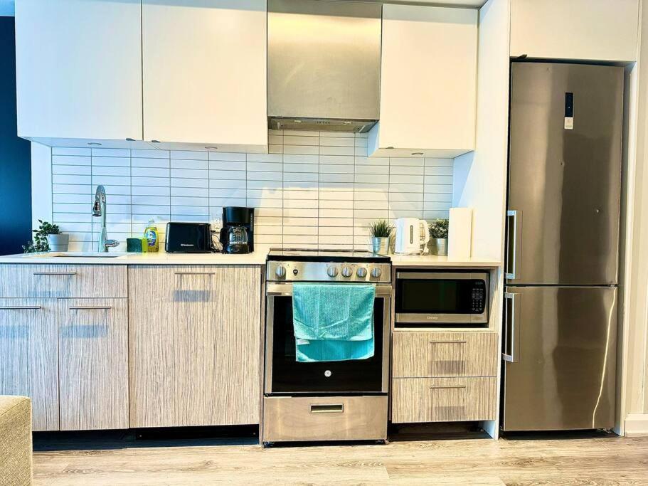Cozy Condo Near Eatoncentre Mall โตรอนโต ภายนอก รูปภาพ