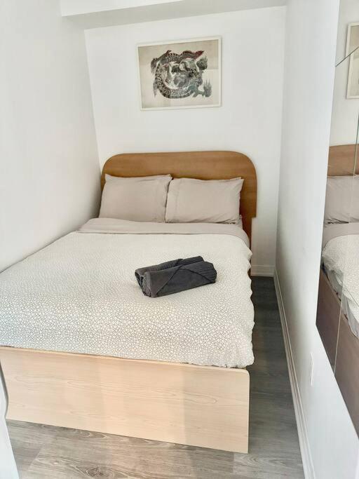 Cozy Condo Near Eatoncentre Mall โตรอนโต ภายนอก รูปภาพ