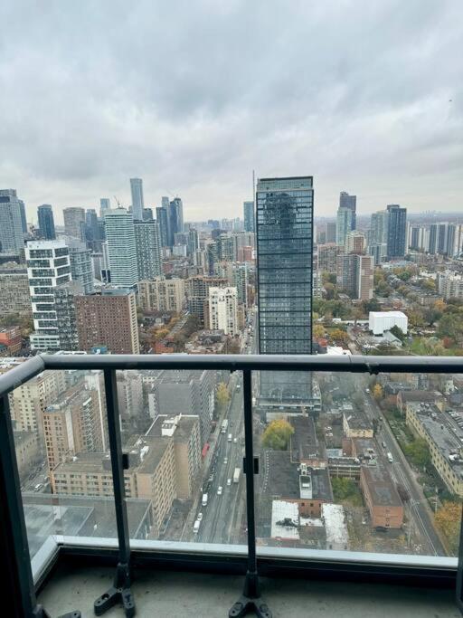Cozy Condo Near Eatoncentre Mall โตรอนโต ภายนอก รูปภาพ