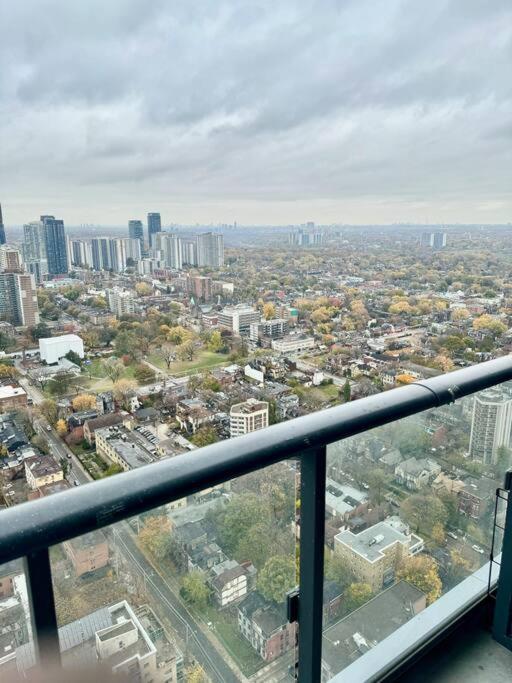 Cozy Condo Near Eatoncentre Mall โตรอนโต ภายนอก รูปภาพ