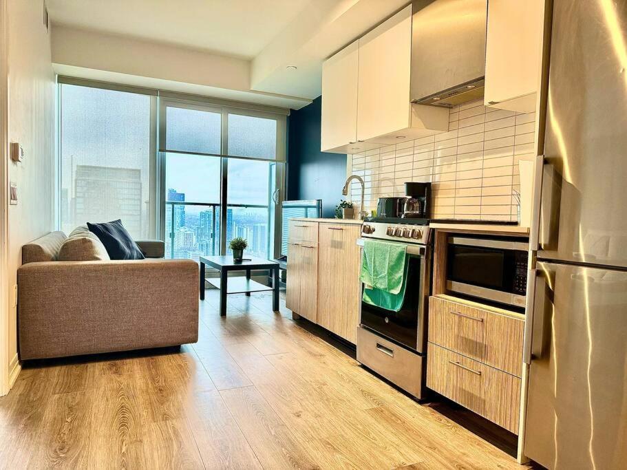 Cozy Condo Near Eatoncentre Mall โตรอนโต ภายนอก รูปภาพ