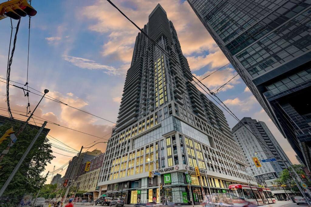 Cozy Condo Near Eatoncentre Mall โตรอนโต ภายนอก รูปภาพ
